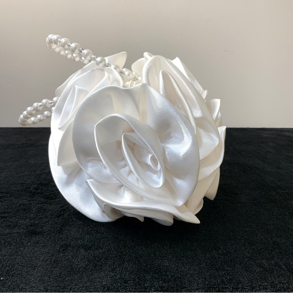 Women’s White Satin Floral Handbag - Picture 4 of 12